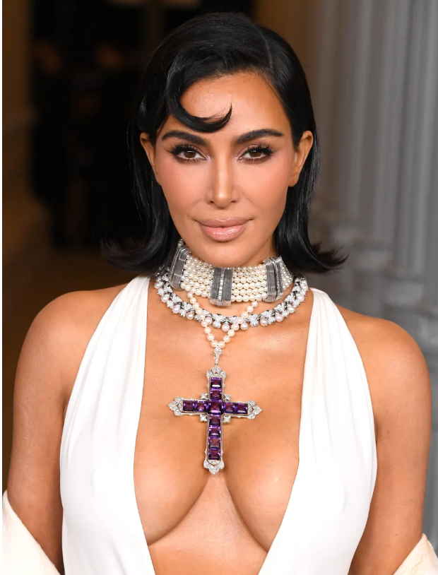 Nữ ngôi sao thường chọn những trang phục hở táo bạo và dùng trang sức làm điểm nhấn (Ảnh: Getty).