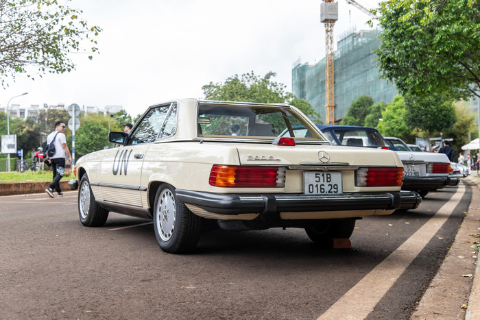 Chiếc Mercedes-Benz 380 SL cổ của ông Đặng Lê Nguyên Vũ. (Ảnh: Xuân Siêu Xe) 