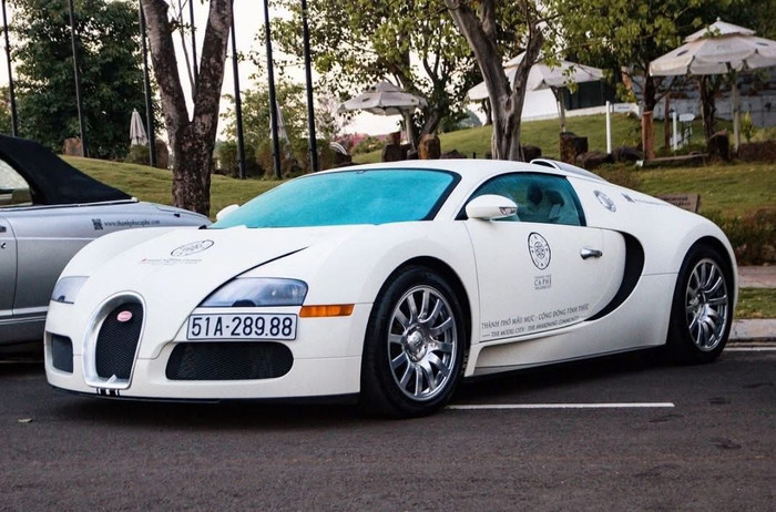 Chiếc Bugatti Veyron có thương hiệu cà phê của ông Đặng Lê Nguyên Vũ. 