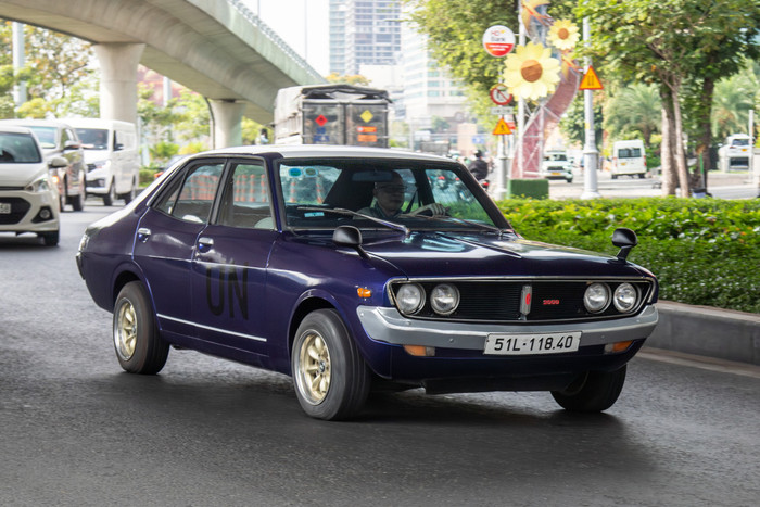 Toyota Corona Mark II 2000 hàng hiếm lộ diện trên đường phố. (Ảnh: Xuân Siêu Xe)