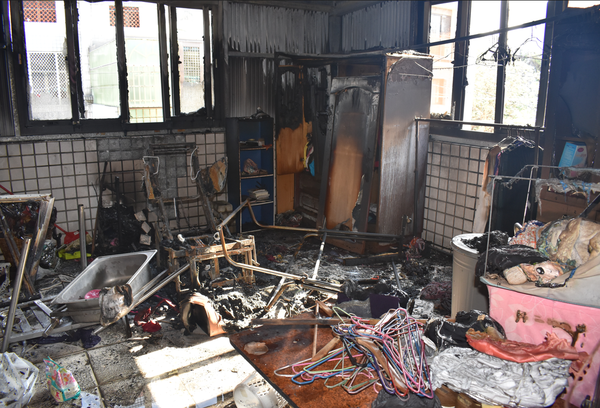 Ba đứa trẻ đốt pháo làm cháy rụi nhà hàng xóm, cha mẹ gánh chịu hậu quả Ảnh 2