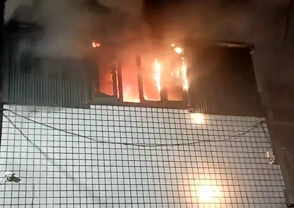 Ba đứa trẻ đốt pháo làm cháy rụi nhà hàng xóm, cha mẹ gánh chịu hậu quả Ảnh 1