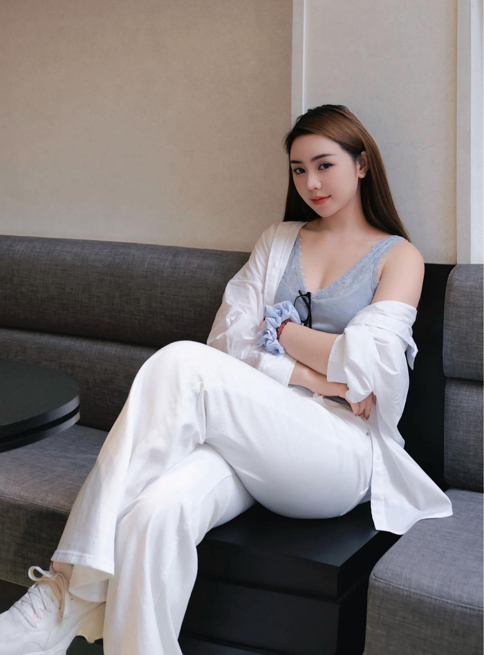 Quỳnh Kool ưu tiên chất liệu vải mềm mại khi chọn trang phục mặc trong cuộc sống đời thường. Ảnh: FBNV