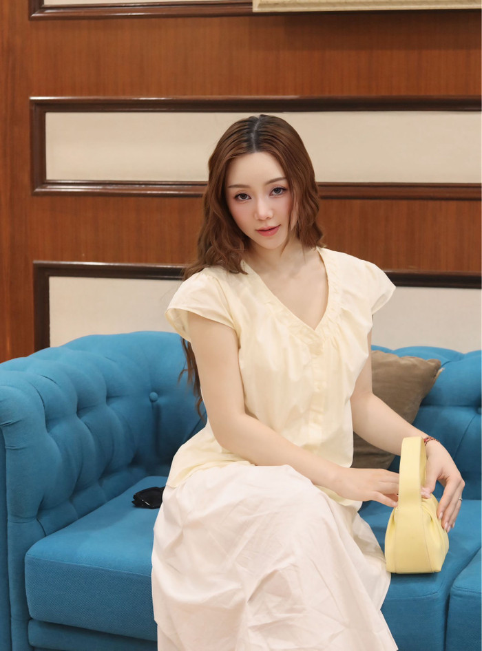 Quỳnh Kool yêu thích diện những chiếc váy có màu sắc tươi sáng. Ảnh: FBNV