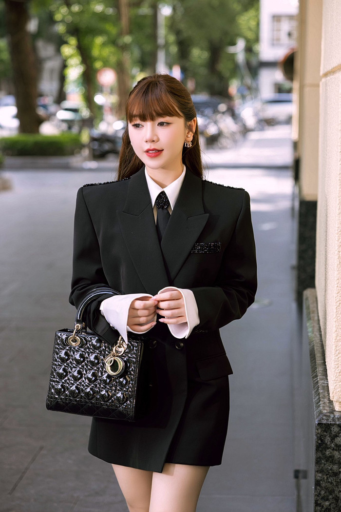 Quỳnh Kool diện nguyên trang phục màu đen khi đi sự kiện. Cách diện blazer ngắn kèm sơ mi trắng giúp nữ diễn viên có vẻ ngoài thanh lịch và trẻ trung. Ảnh: FBNV