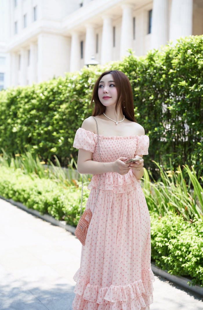 Những chiếc váy bèo nhúm, trễ vai thường xuất hiện nhiều trong tủ đồ của Quỳnh Kool. Ảnh: FBNV