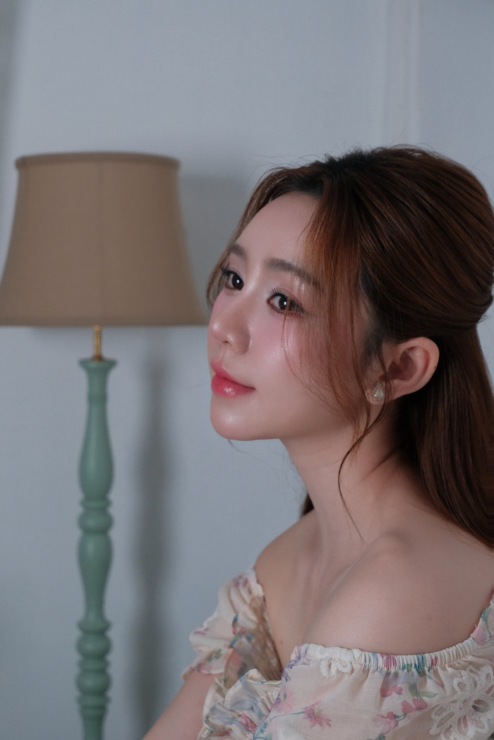 Quỳnh Kool thường trang điểm với phong cách tự nhiên, nhấn vào làn da mướt mắt và đôi môi căng mọng. Ảnh: FBNV