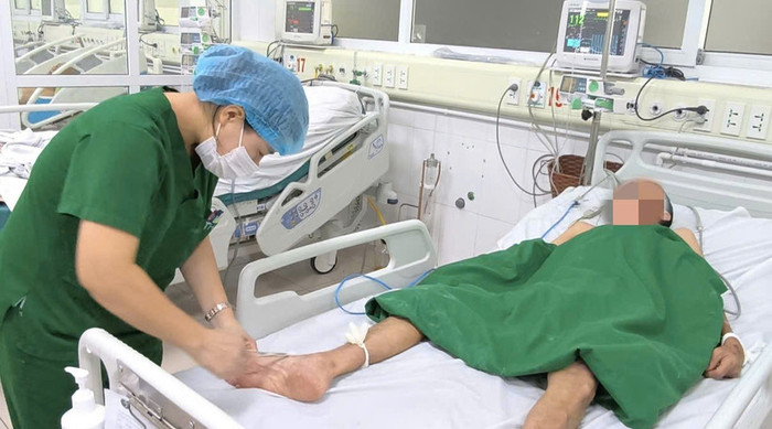 Nhân viên y tế theo dõi tình trạng cho bệnh nhân. (Nguồn: Vietnamplus)