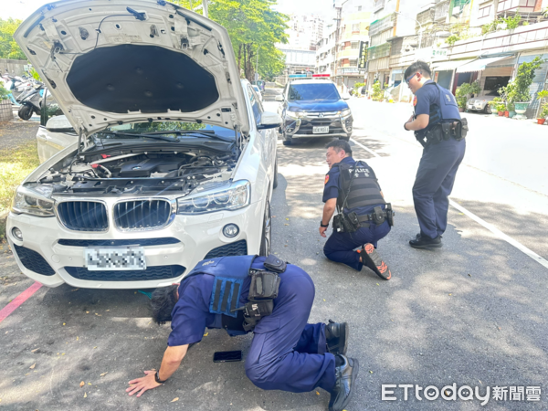 Nghe tiếng kêu bên trong khoang động cơ, chủ xe hoảng hốt gọi cảnh sát Ảnh 2