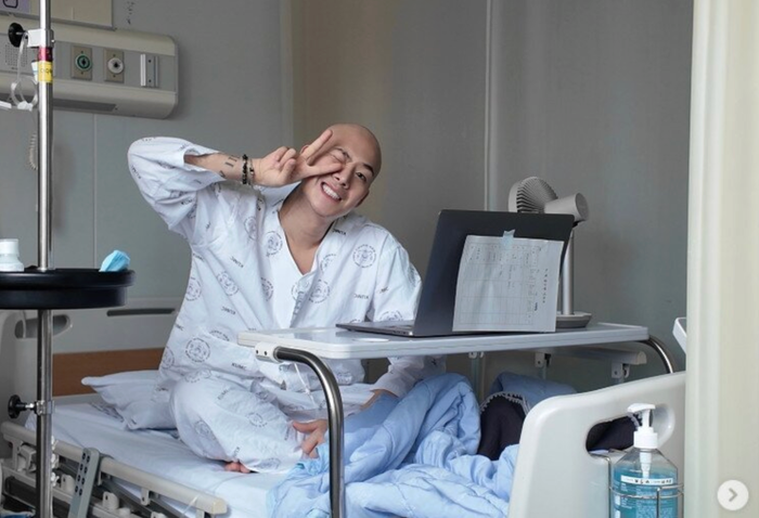 Nam diễn viên nở nụ cười khi ở bệnh viện. Ảnh: IGNV