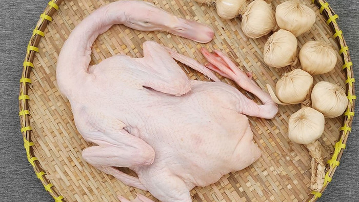 Khi luộc vịt nên kết hợp các loại gia vị có tính nóng như gừng, sả hay hành khô để khử mùi hôi. (Ảnh minh họa)