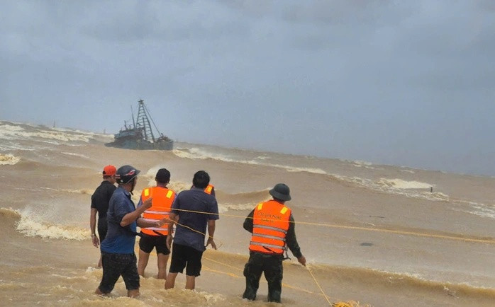 Lực lượng chức năng đang tiến hành giải cứu các ngư dân gặp nạn trên biển. Ảnh: báo Người Lao Động