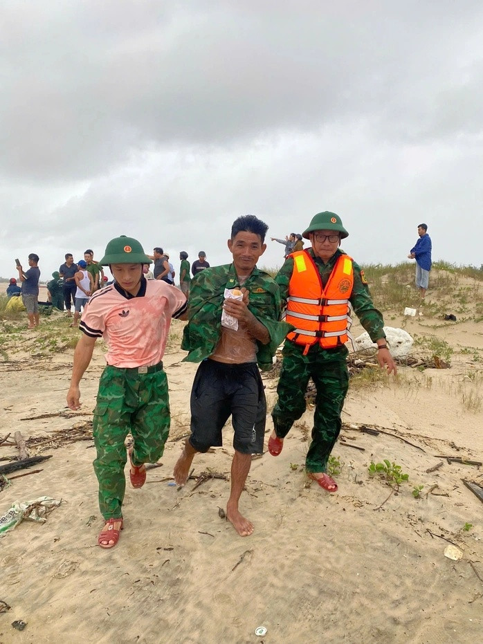 Một thuyền viên được ứng cứu lên bờ an toàn. Ảnh: Người Lao Động