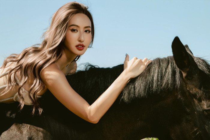 Nữ diễn viên Qiang Qiang gần như không mặc gì ngoài đôi bốt cao bồi và chiếc túi denim nhỏ (Ảnh: FBNV).