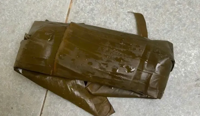 Bánh tày, loại bánh bằng gạo nếp gói lá chuối, được nhà trường cho học sinh ăn sáng trước khi có các triệu chứng ngộ độc. (Nguồn: Tuổi Trẻ Online) 