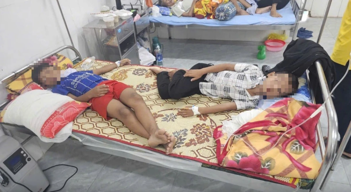 Các em học sinh có dấu hiệu bị ngộ độc sau bữa sáng tại trường. (Nguồn: Thanh Niên)