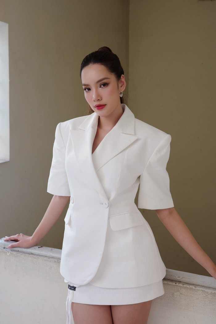 Lê Hoàng Phương chia sẻ thông tin về tình hình bão số 10, đồng thời cầu mong mọi người bình an. (Ảnh FBNV)