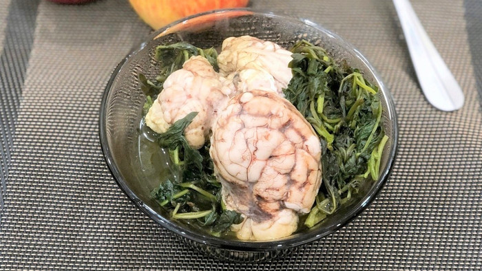 Óc lợn được cho là có lượng cholesterol cao gấp khoảng 20 - 25 lần so với thịt mỡ. (Ảnh minh họa)