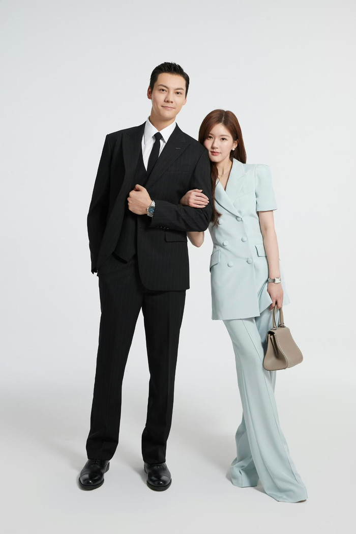 Triệu Lộ Tư thể hiện sự thân thiện, hài hước khi tương tác với bạn diễn trong phim. Ảnh: Weibo