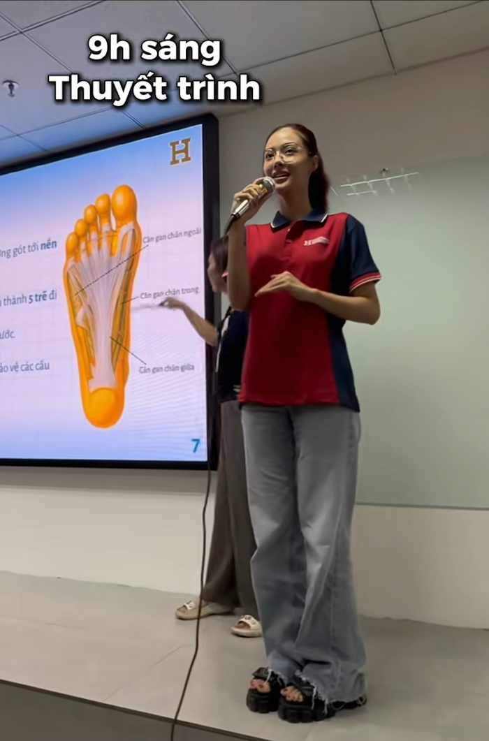 Á hậu Kiều Loan khi thuyết trình trên lớp học. Ảnh: TikTok Nhân vật