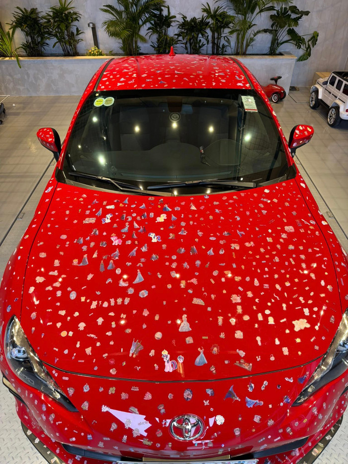 Chiếc Toyota 86 được 2 con của Cường Đô La dán rất nhiều hình dán lên xe. (Ảnh: FBNV)