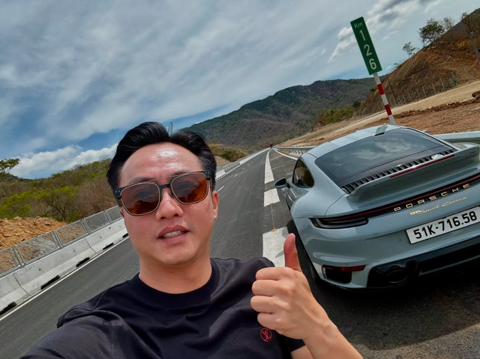 Cường Đô La bên cạnh chiếc Porsche 911 Sport Classic. (Ảnh: IGNV)