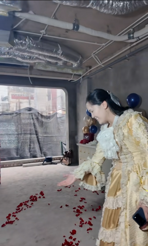 Quỳnh Anh còn rải hoa để chúc mừng sinh nhật chồng. (Ảnh: chụp màn hình)