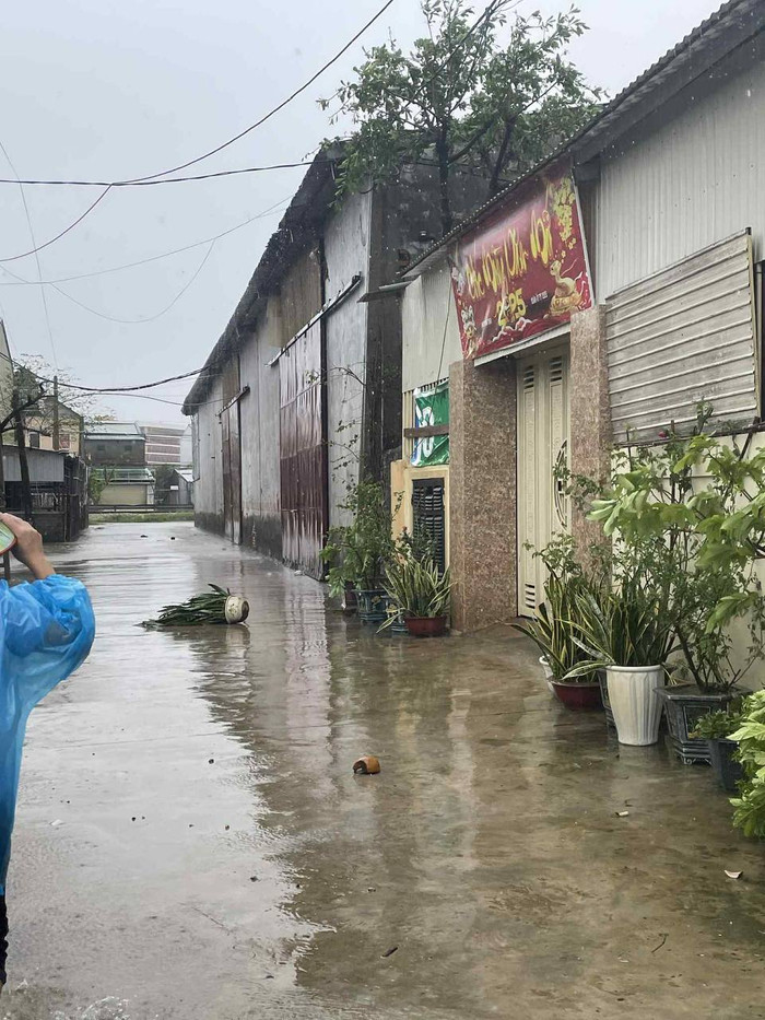 Mọi người bàng hoàng khi ra đường. Ảnh do người dân cung cấp