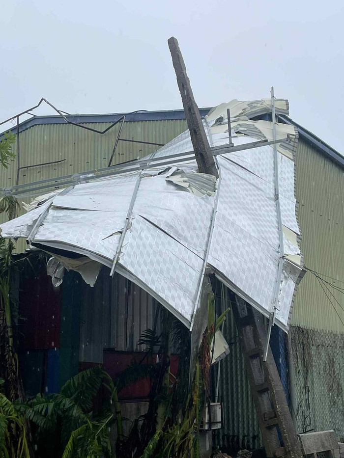 Một ngôi nhà bị lật mái. Ảnh do người dân cung cấp