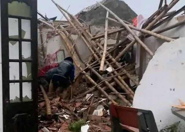 Một ngôi nhà đổ sập sau trận lốc ở tỉnh Ninh Bình. Ảnh: VTC News