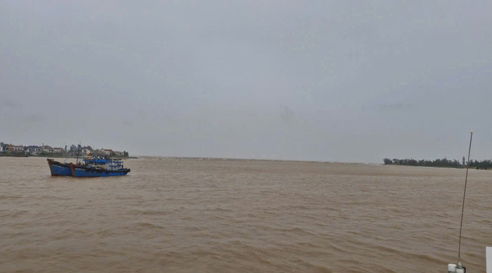  Lực lượng chức năng đang triển khai tìm kiếm 2 chiếc tàu cá gặp nạn. (Nguồn: VietNamNet)