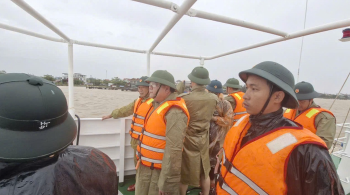 Chủ tịch UBND tỉnh Trần Phong và các đơn vị liên quan có mặt tại hiện trường để chỉ đạo công tác cứu hộ, cứu nạn. (Nguồn: VietNamNet) 