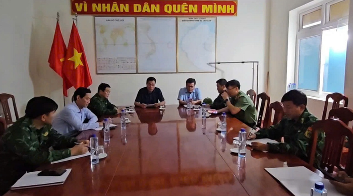 Bí thư Tỉnh ủy Lê Ngọc Quang và Chủ tịch UBND tỉnh Trần Phong hội ý nhanh với các đơn vị liên quan để ứng cứu. (Nguồn: VietNamNet)