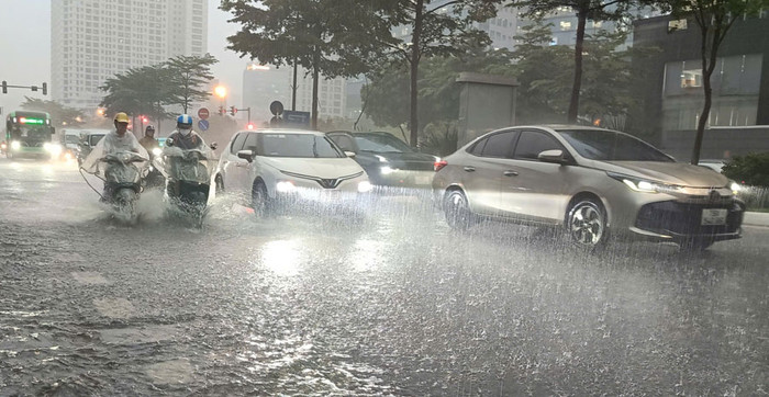 Nhiều nơi mưa lớn gây ngập lụt. Ảnh: Báo Lao động