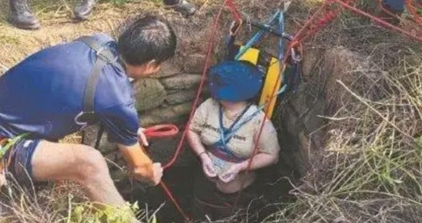 Người phụ nữ rớt xuống giếng nước bỏ hoang đầy rắn, được giải cứu sau hơn 2 ngày tuyệt vọng Ảnh 3