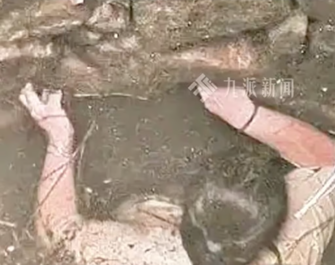 Người phụ nữ rớt xuống giếng nước bỏ hoang đầy rắn, được giải cứu sau hơn 2 ngày tuyệt vọng Ảnh 2