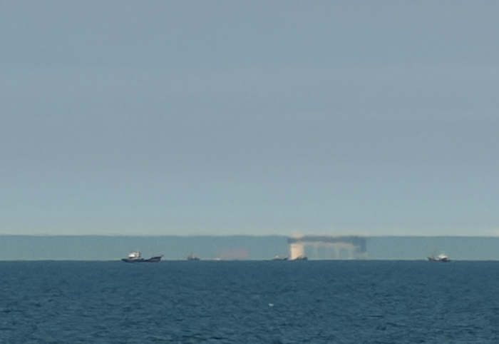 Xôn xao hiện tượng lạ trên biển, người dân dụi mắt không tin vào cảnh tượng trước mắt Ảnh 3