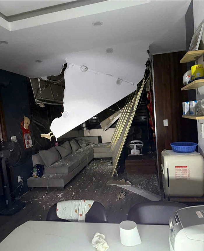 Nhiều ngôi nhà bị hư hỏng, sụp đổ và tốc mái. Ảnh: VTV