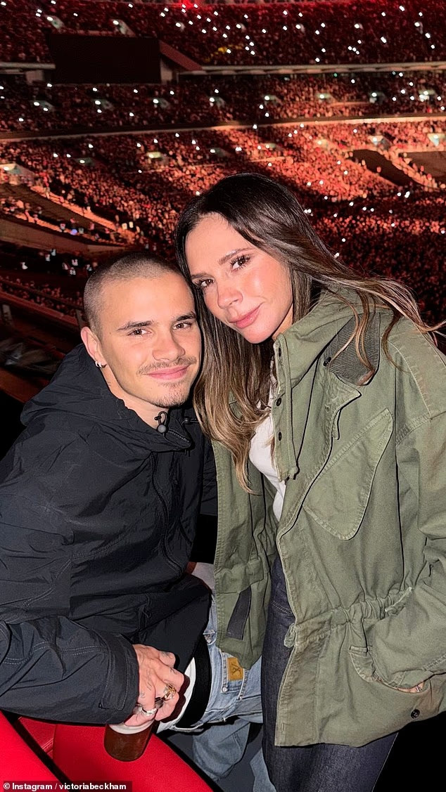 Victoria Beckham tạo dáng bên con trai Romeo.