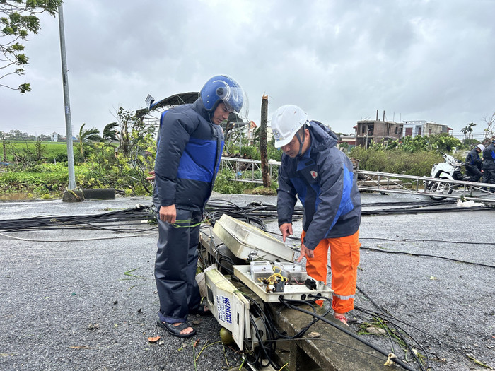Ngành điện lực cử cán bộ khắc phục thiệt hại do bão số 10 gây ra. (Nguồn: TTXVN)