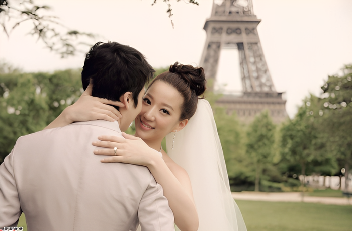 Nữ diễn viên cùng chồng chụp ảnh cưới hoành tráng tại Pháp (Ảnh: Weibo). 