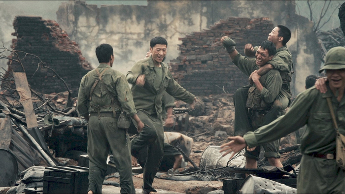 Phim Mưa Đỏ đang gây sốt khắp các phòng vé Việt.