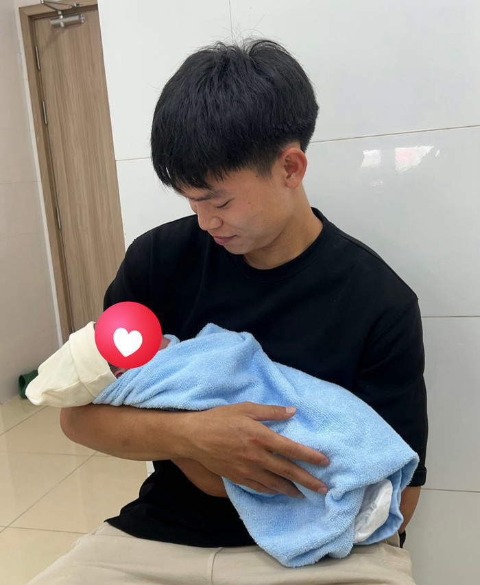 Việc Hồ Văn Cường công khai con trai đầu lòng đang trở thành niềm vui lớn không chỉ với gia đình nhỏ của anh mà còn lan tỏa đến bạn bè, người thân và người hâm mộ. Ảnh: FBNV