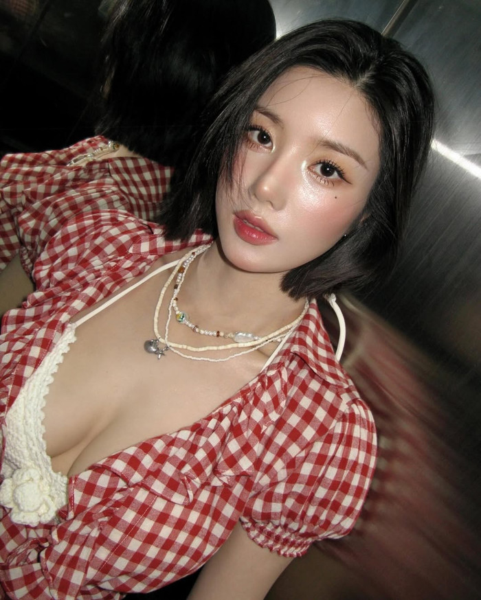 Kwon Eun Bi khoe vẻ quyến rũ ở hậu trường Waterbomb Seoul. Ảnh: IGNV