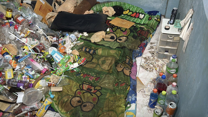 Cho trai đẹp thuê phòng trọ, chủ nhà sốc nặng sau khi mở cửa kiểm tra Ảnh 5