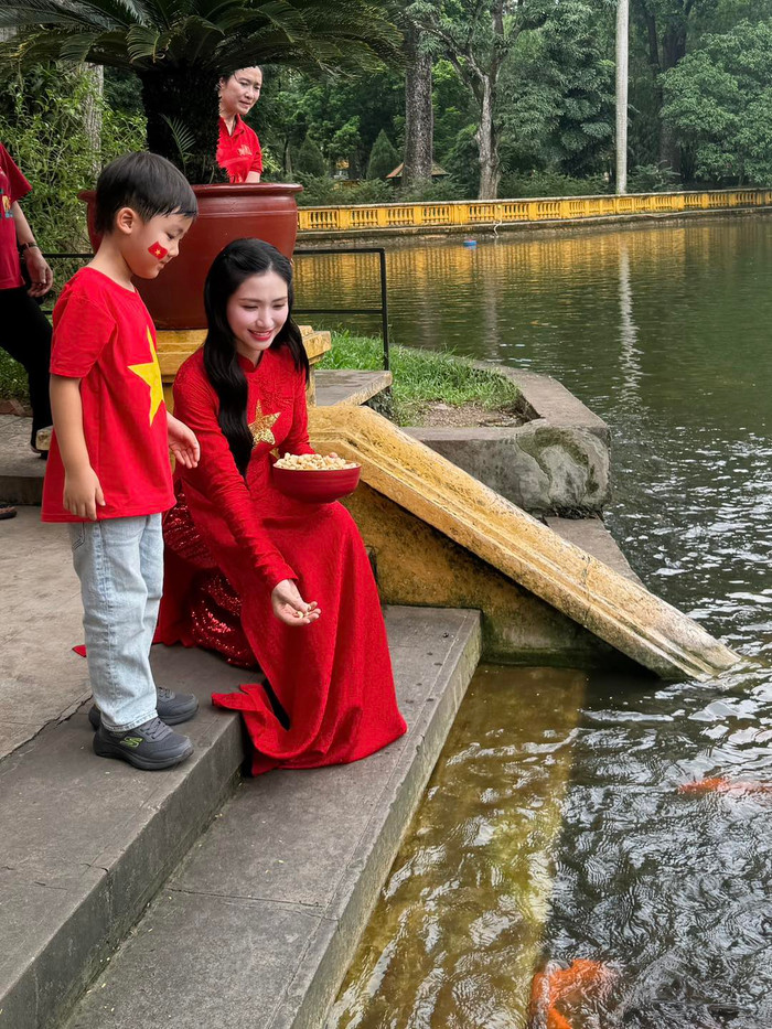 Hòa Minzy cùng con trai đến thăm khu di tích Chủ tịch Hồ Chí Minh. Ảnh: FBNV