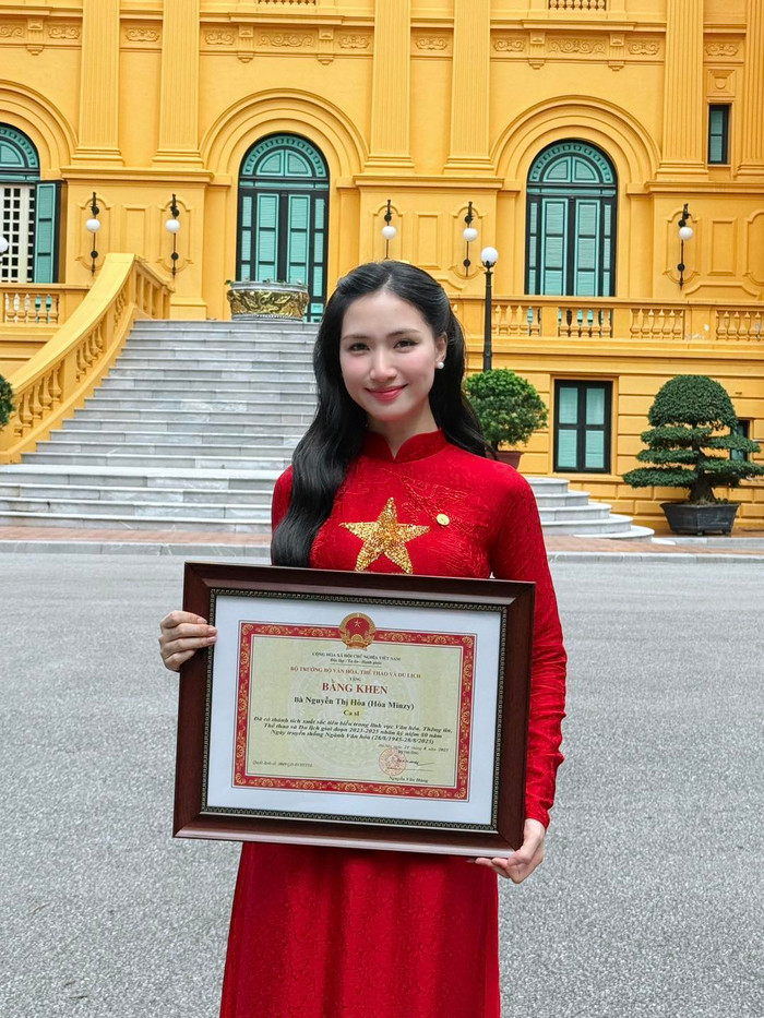 Hoà Minzy hạnh phúc nhận bằng khen vào ngày 2/9. Ảnh: FBNV