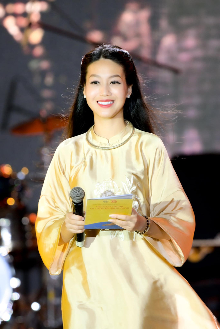 Khi lên sóng truyền hình, nữ biên tập viên thường xuất hiện với áo dài nền nã. (Ảnh FBNV)