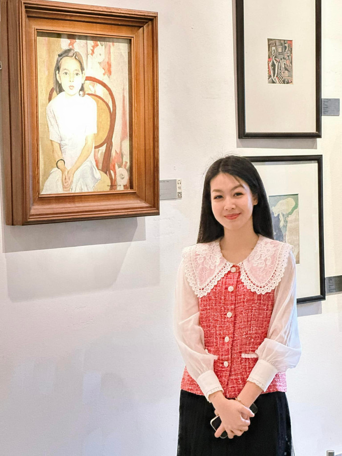 Cô thường chọn trang phục thanh lịch, kín đáo, toát lên nét đẹp nữ tính. (Ảnh FBNV)