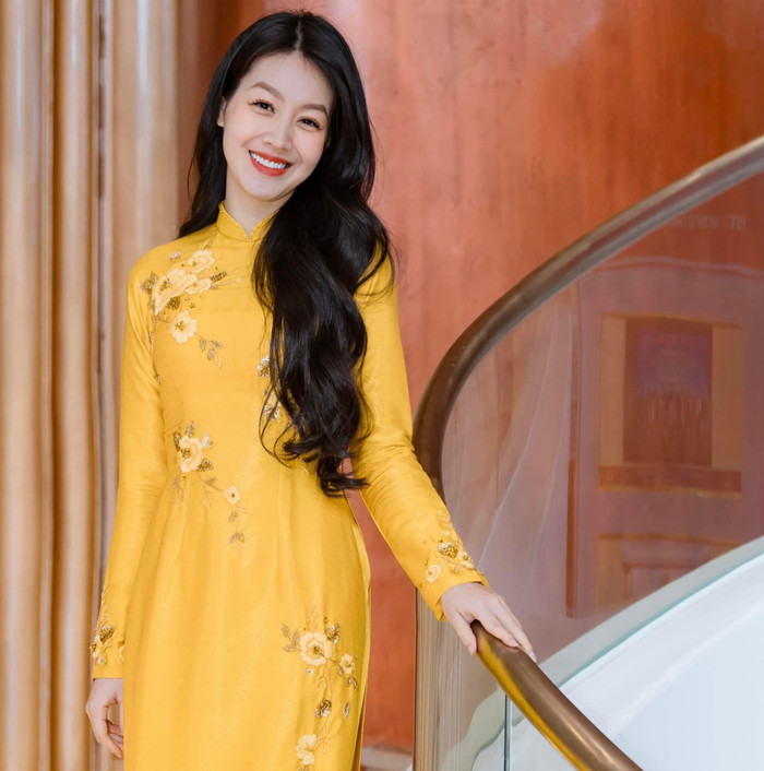 Phong thái dịu dàng cùng vẻ đẹp mặn mà của Hồng Nhung nhận được sự yêu thích từ nhiều khán giả. (Ảnh FBNV)